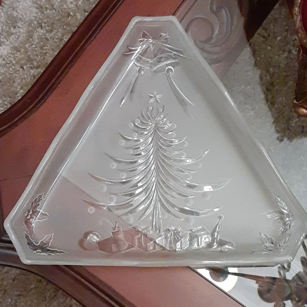 Mikasa Christmas Joy Frosted platter triangle shape 10.5